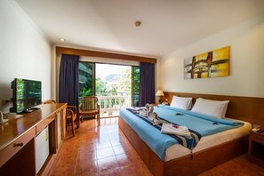 Minibar, desk, blackout drapes, rollaway beds - Inn Patong Beach Hotel, Phuket (Patong)