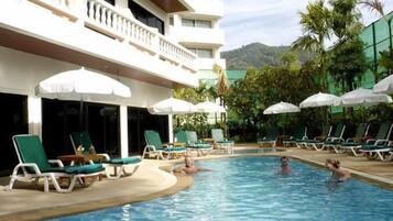 Minibar, desk, blackout curtains, rollaway beds