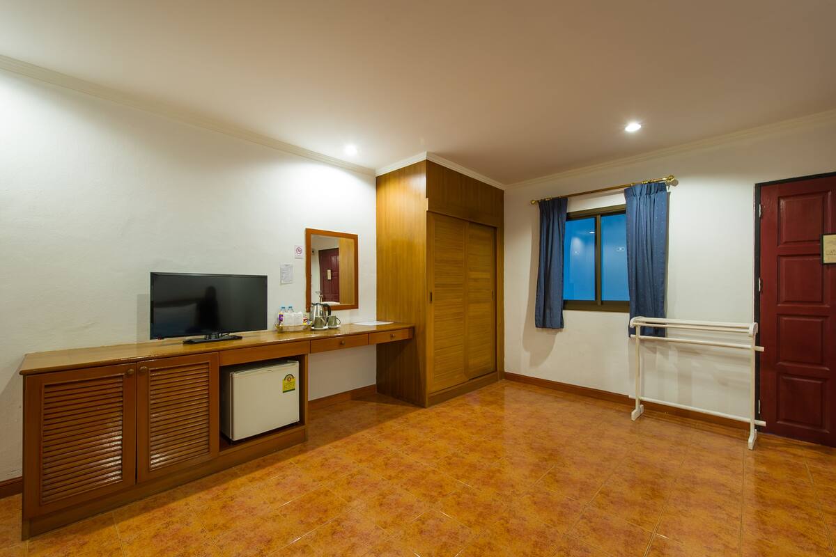 Deluxe Double Room, 1 Bedroom | Minibar, desk, blackout drapes, rollaway beds (surcharge)