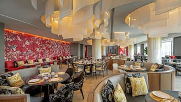 4 restaurantes; se sirven desayunos, almuerzos y cenas