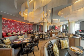 4 restoran; sarapan, makan tengah hari dan makan malam dihidangkan