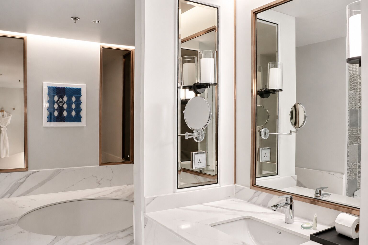 Uma casa de banho moderna com uma banheira grande, uma toucador com espelho e um porta-toalhas.
