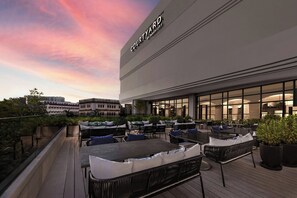 4 restaurantes; se sirven desayunos y cocina local e internacional 