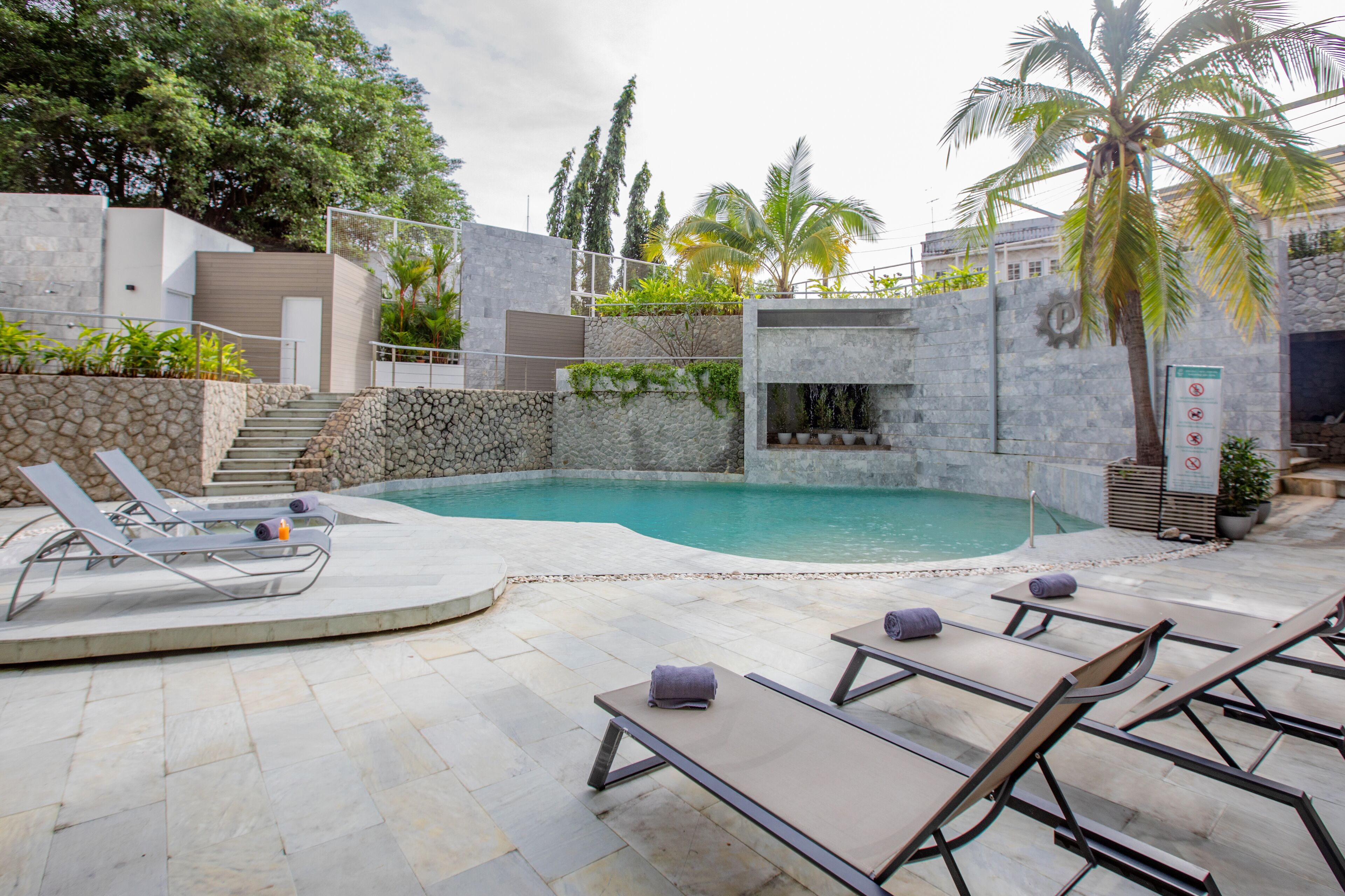 Una piscina al aire libre