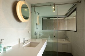 Junior Suite | Bathroom | Shower, free toiletries, hair dryer, bidet - Pearl Hotel Phuket (Phuket)