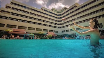 2 outdoor pools, pool umbrellas