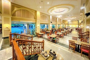 Petit déjeuner buffet (470 THB par personne)