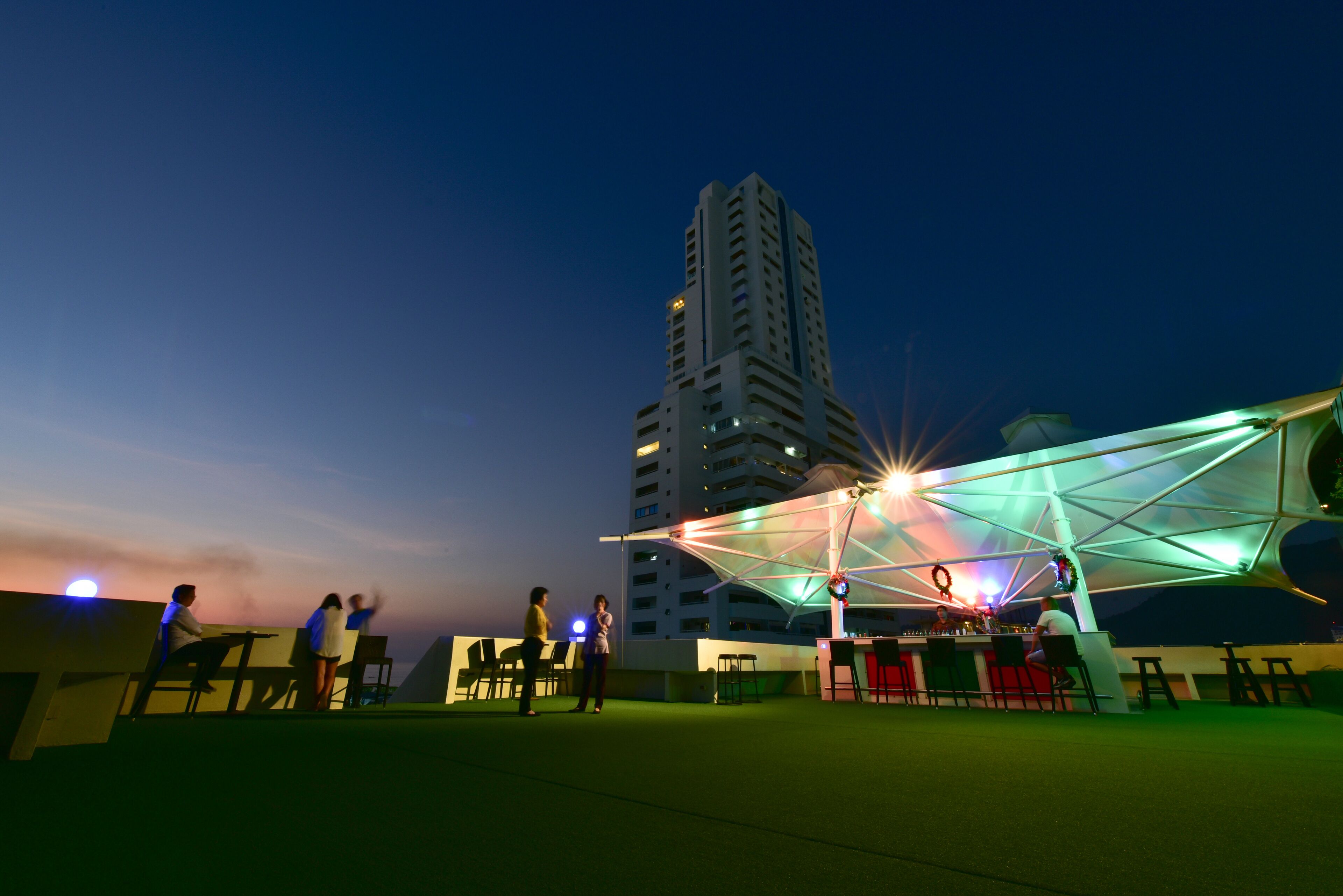 4 bars/lounges, 2 poolside bars
