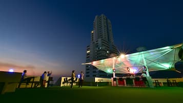 4 bars/lounges, 2 poolside bars