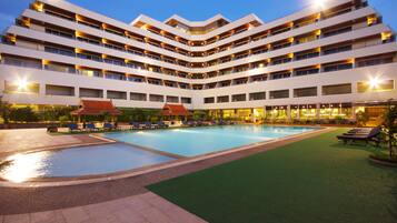 2 outdoor pools, pool umbrellas