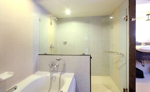 Premium Deluxe Room  | Bathroom | Free toiletries, hair dryer, bathrobes, slippers - Patong Resort (Patong)