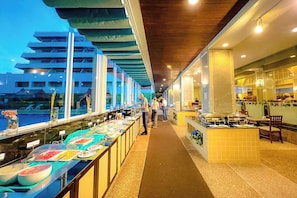 Daily buffet breakfast (THB 470 per person)