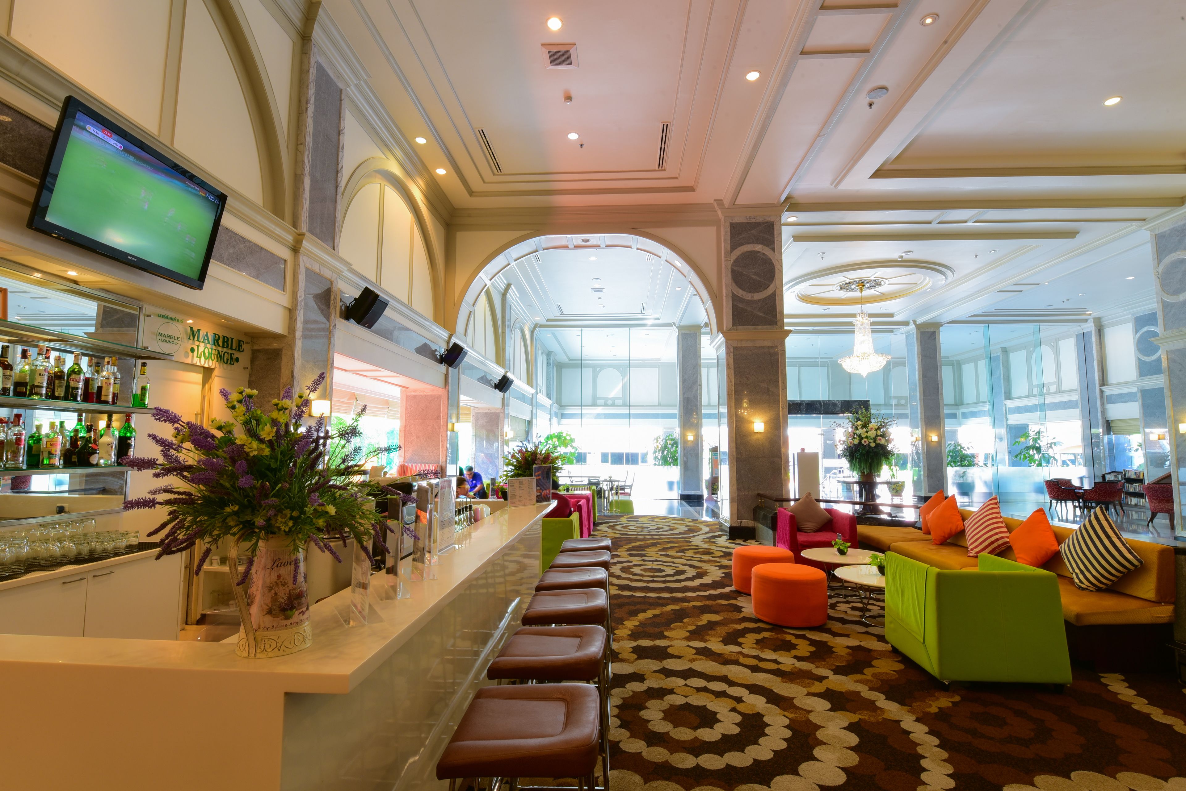 4 bars/lounges, 2 poolside bars