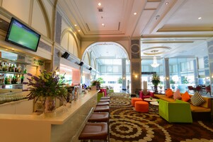 4 bar/dinlenme salonu, 2 havuz kenarı barı 