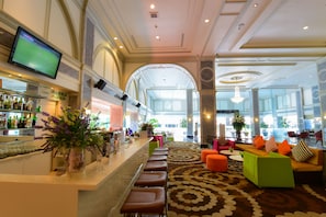 4 bars/lounges, 2 poolside bars