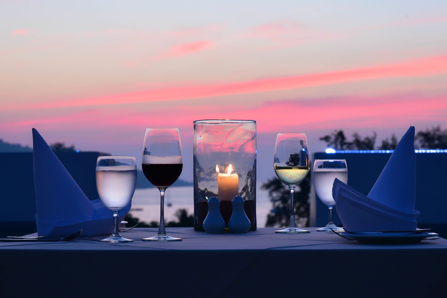 4 restaurants; breakfast, lunch and dinner served 