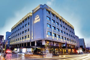 A large, multi-story hotel with a prominent sign reading "Hotel Gilson."