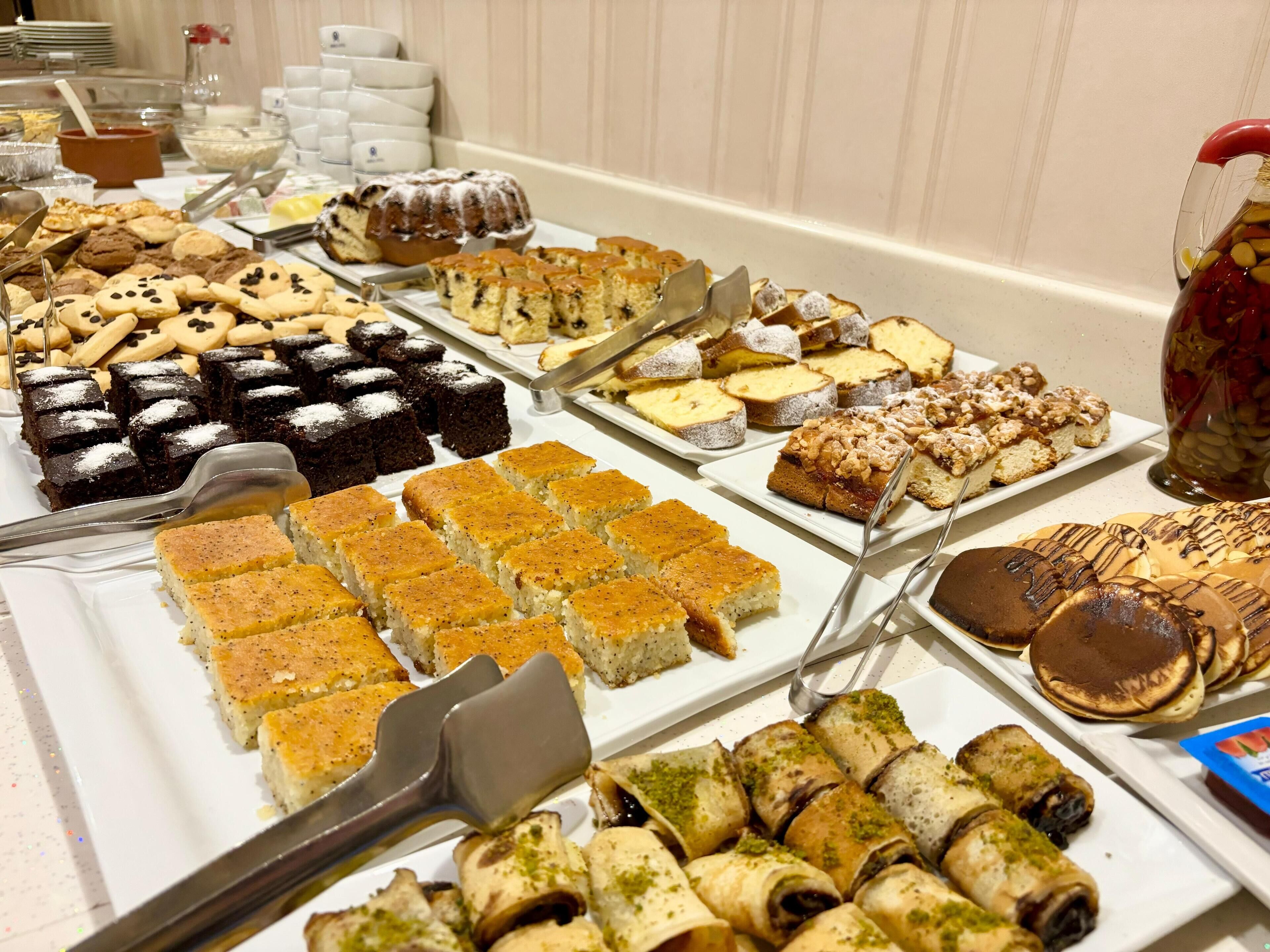 Un buffet proposant une variété de desserts, notamment des gâteaux, des biscuits et des pâtisseries.