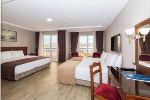 Superior, Meerblick, mit Jet Tub (Superior Family Room with Bosphorus View)