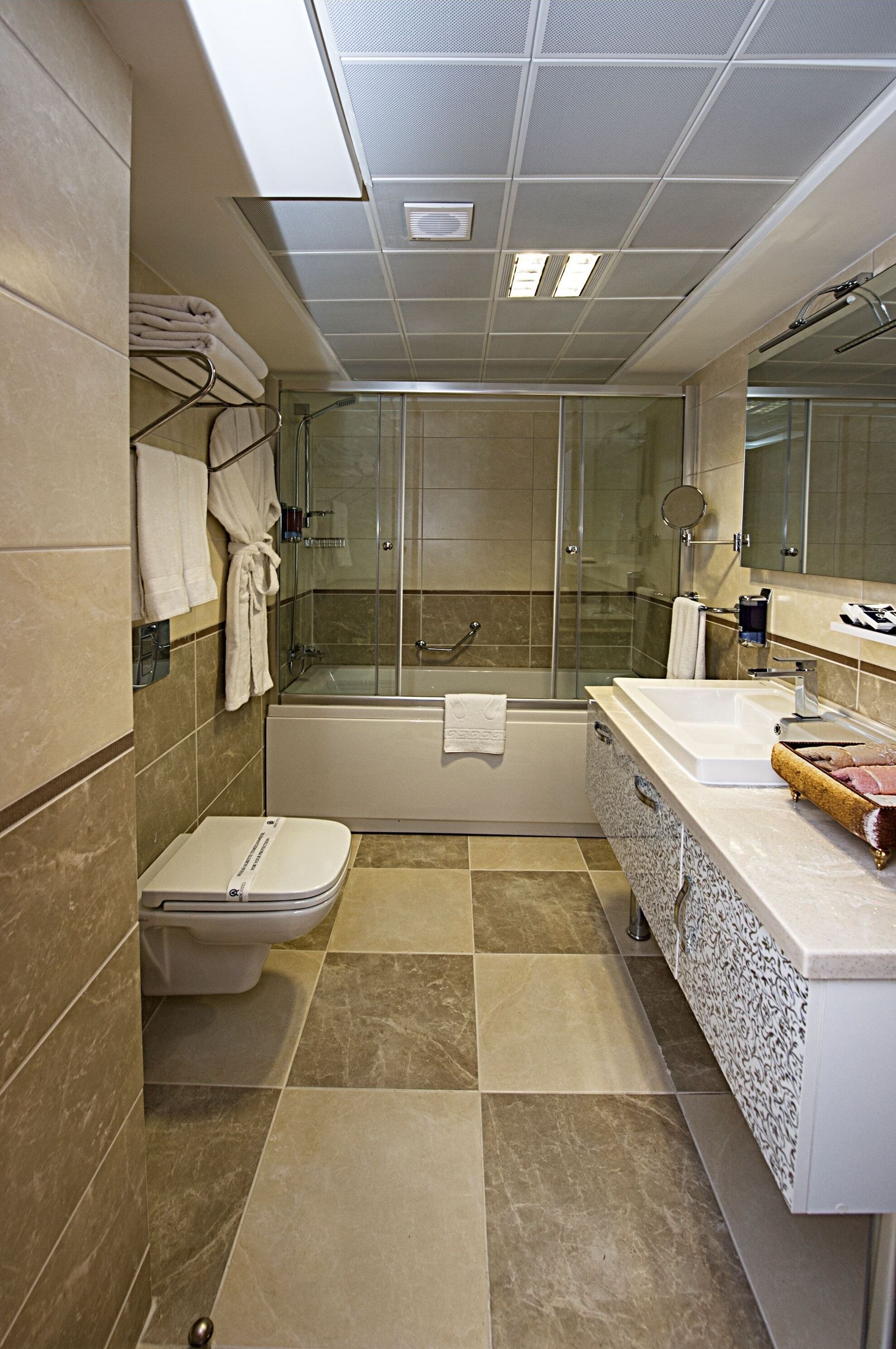 Bathroom | Free toiletries, hair dryer, slippers, towels