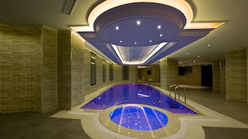 Piscine couverte, cabanons gratuits, chaises longues