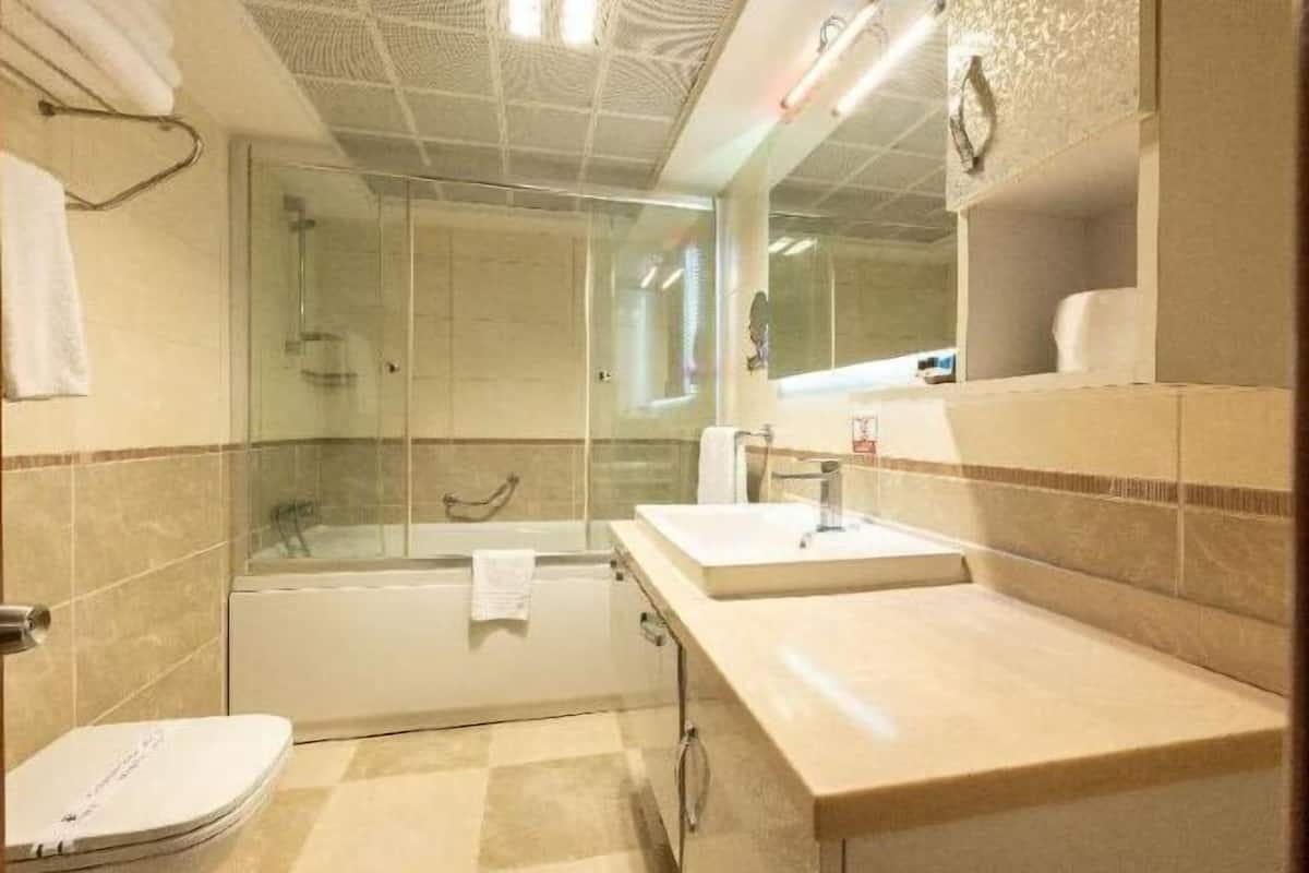 Bathroom | Free toiletries, hair dryer, slippers, towels