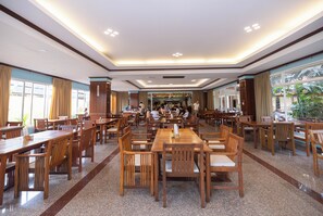 每日供應吃到飽早餐 (每人 THB300)