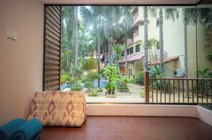 Poolside Access King Room with Balcony | Minibar, in-room safe, desk, blackout drapes - Baumanburi (Patong)
