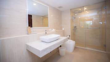 Premium Pool View Twin Room | Badezimmer | Dusche, kostenlose Toilettenartikel, Haartrockner, Handtücher