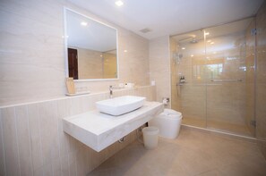 Premium Pool View Twin Room with Balcony | Bathroom | Shower, free toiletries, hair dryer, towels - Baumanburi (Patong)