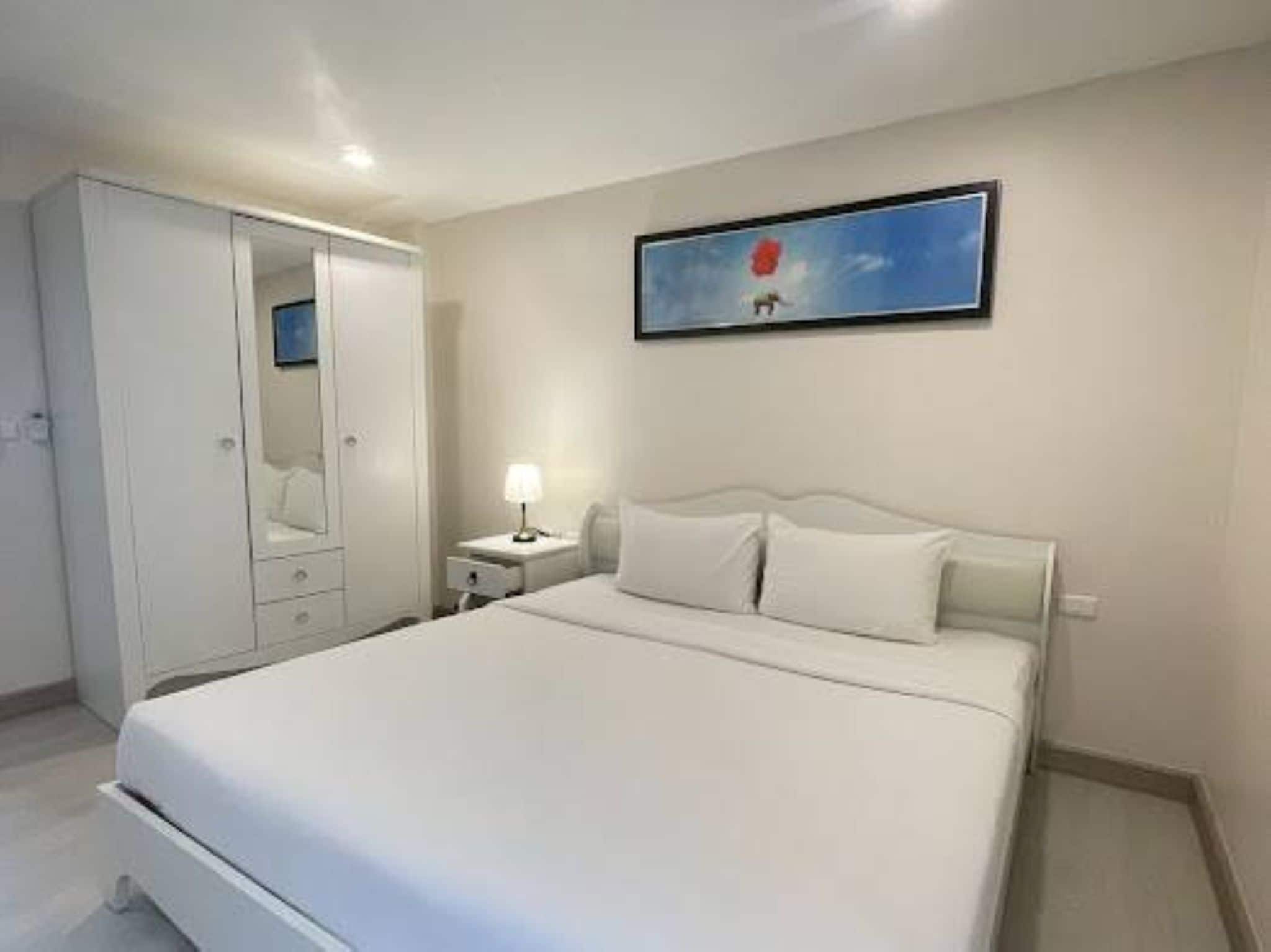 Minibar, caja de seguridad en la habitación y escritorio 