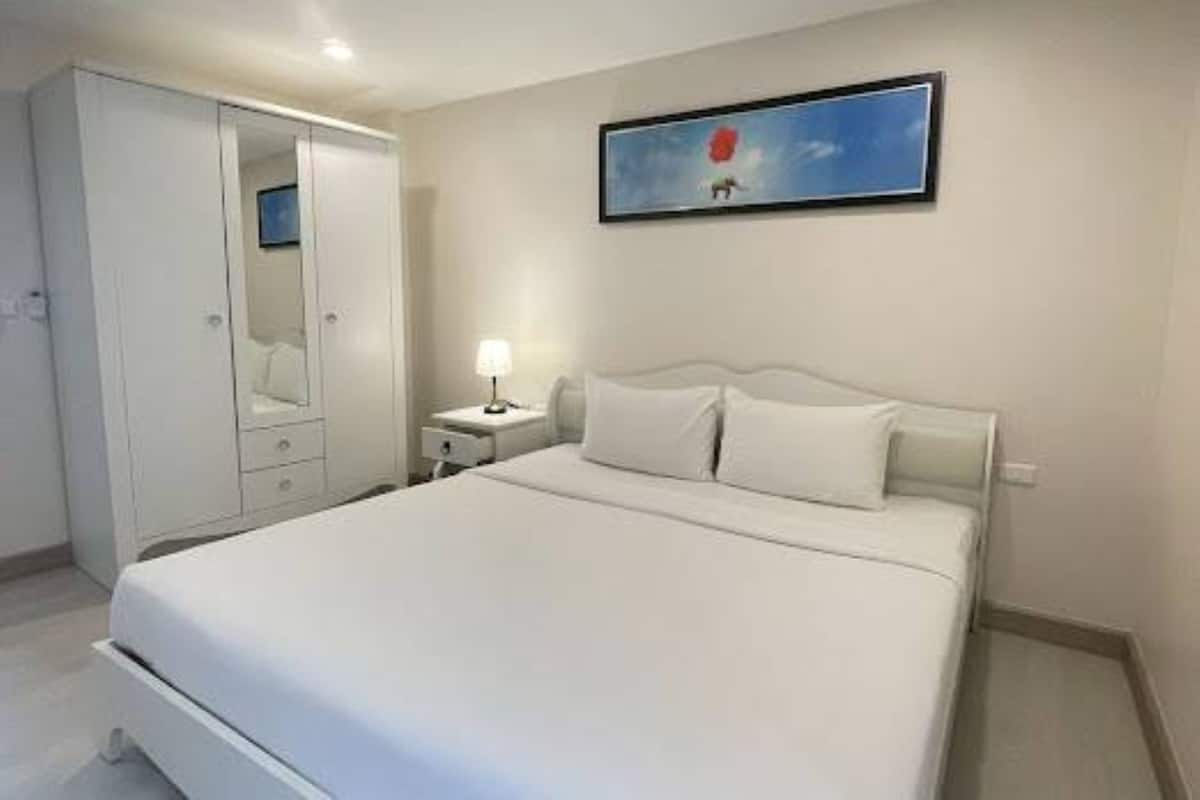 Minibar, caja de seguridad en la habitación y escritorio