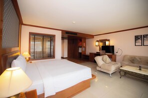 Executive Pool View King Room with Balcony | Minibar, in-room safe, desk, blackout drapes - Baumanburi (Patong)