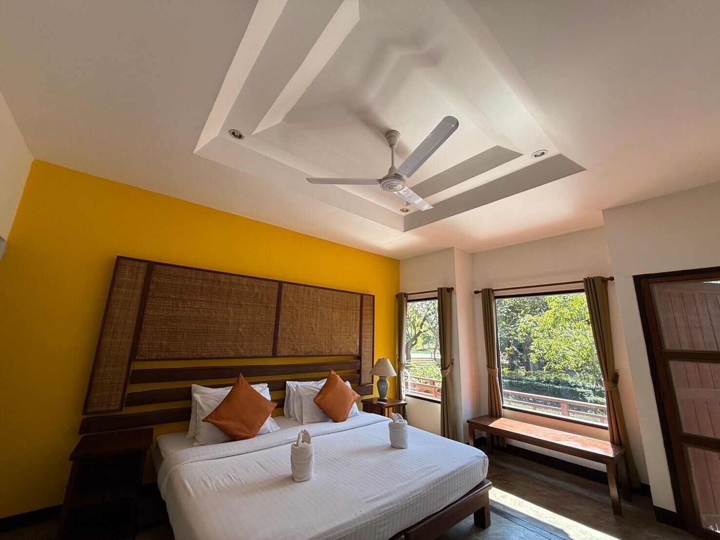 deluxe pavilion room | rollaway beds