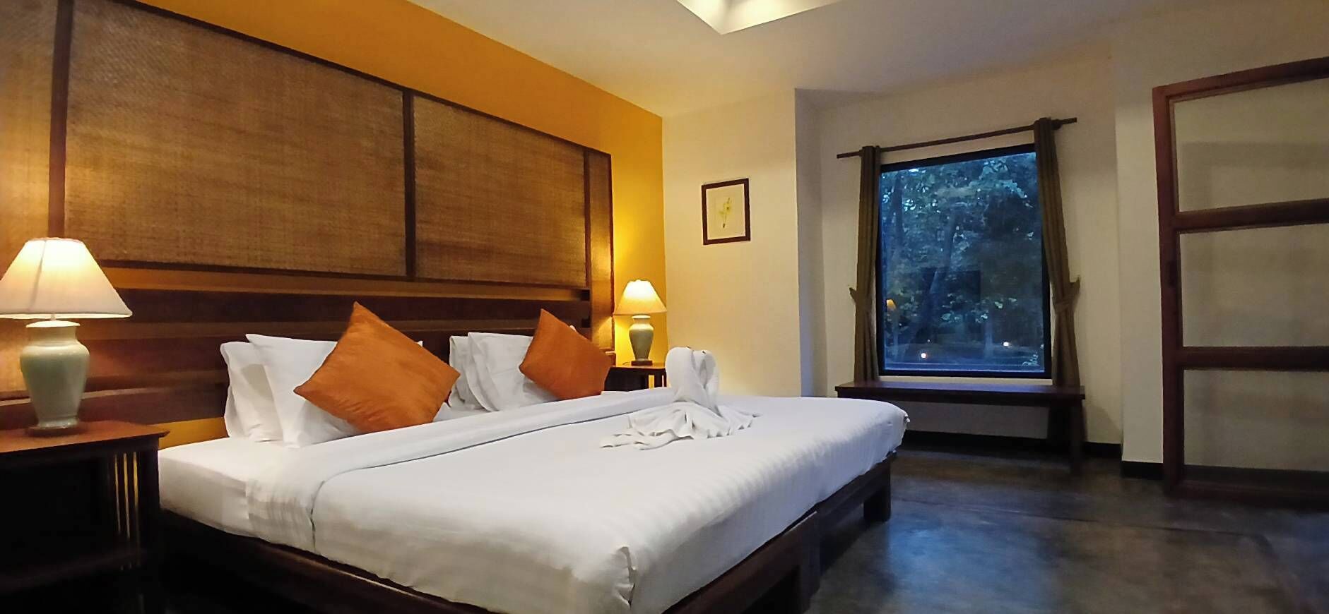 deluxe pavilion room | rollaway beds