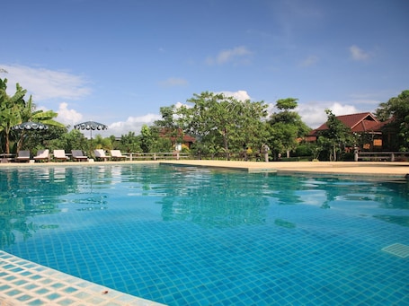 Una piscina al aire libre