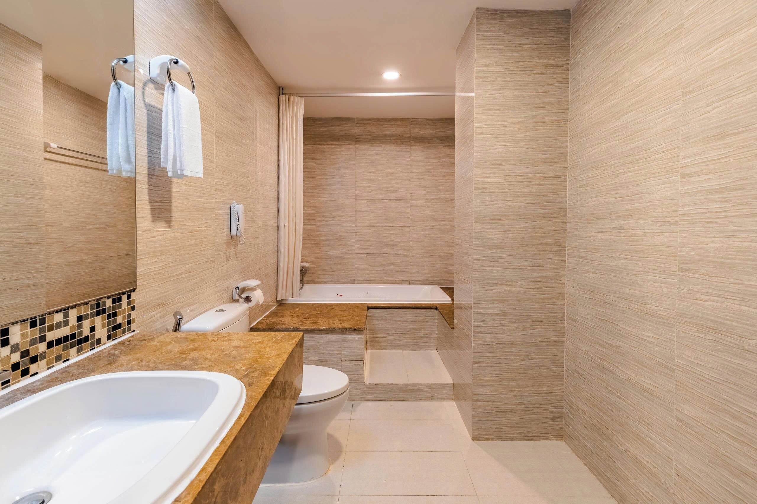 Deluxe Double Room, City View | Bathroom | Separate tub and shower, free toiletries, hair dryer, slippers