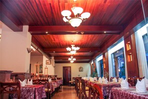 S'hi serveixen esmorzars, dinars i sopars 