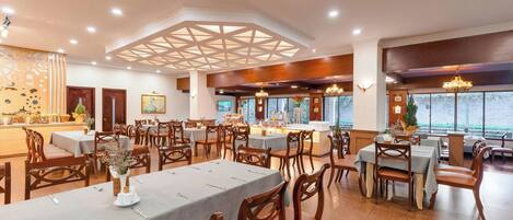 Frukost, lunch och middag serveras