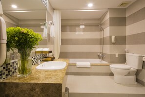Separate tub and shower, free toiletries, hair dryer, slippers - TTC Hotel - Da Lat (Da Lat)