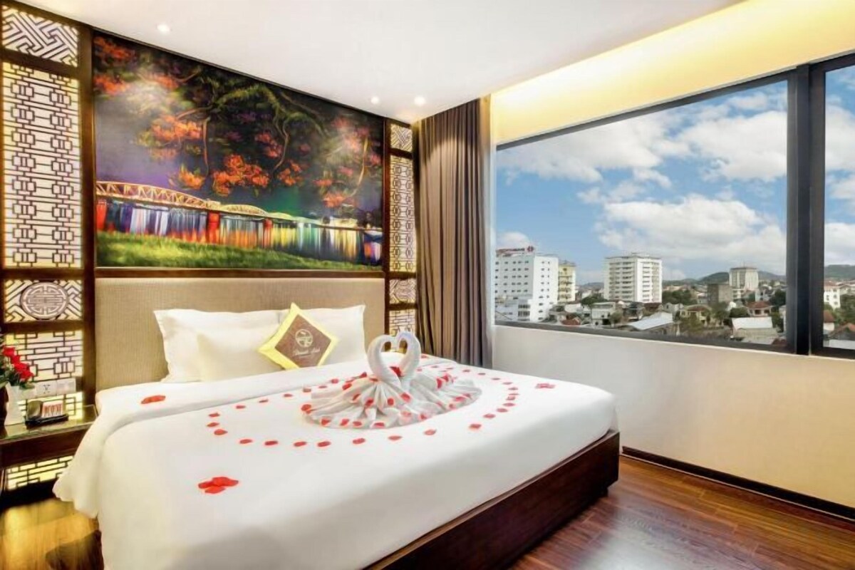 Minibar, in-room safe, soundproofing, bed sheets