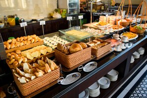 Café da manhã com buffet todos os dias mediante uma taxa