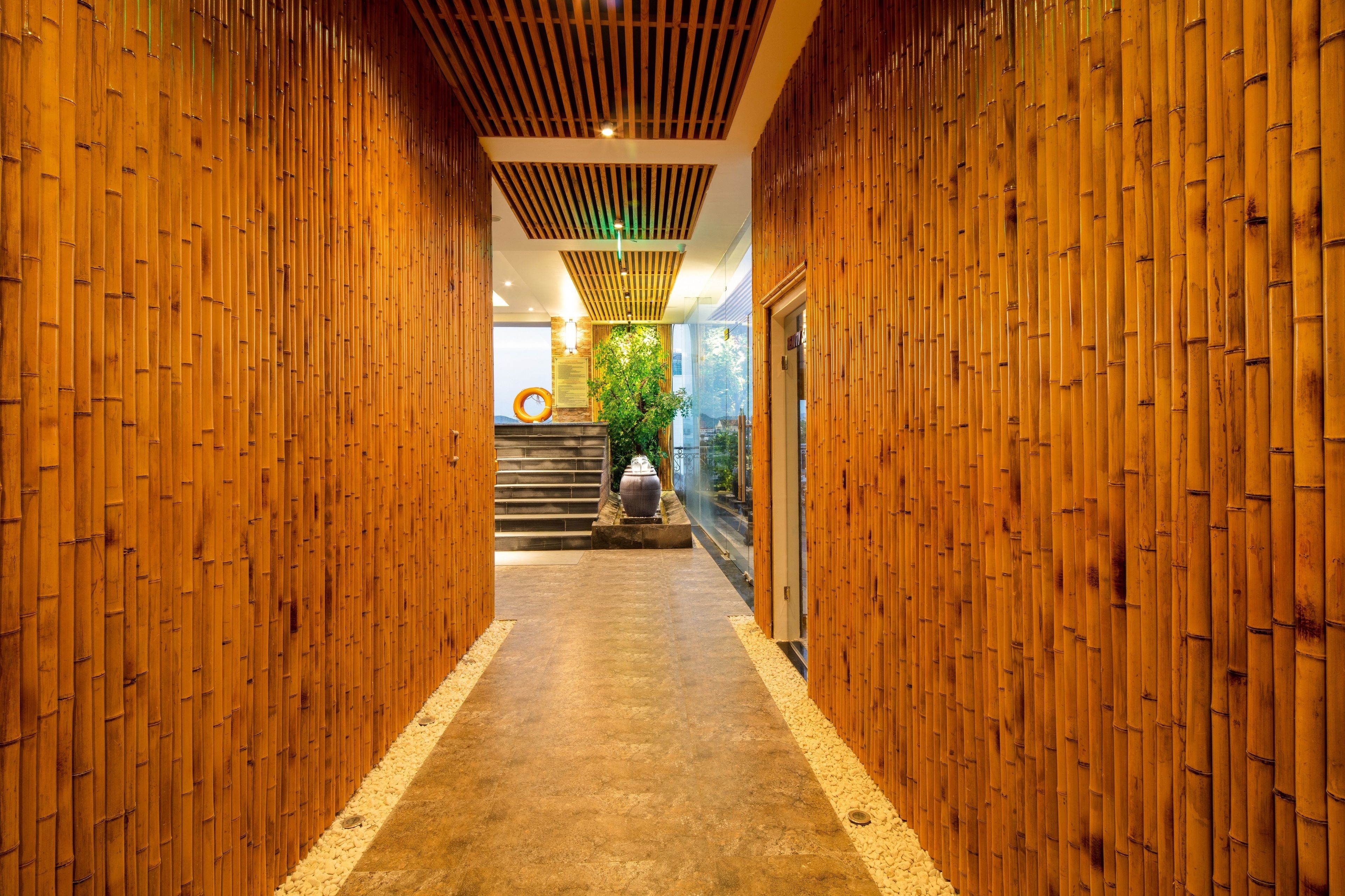 steam room, body treatments, deep-tissue massages, thai massages