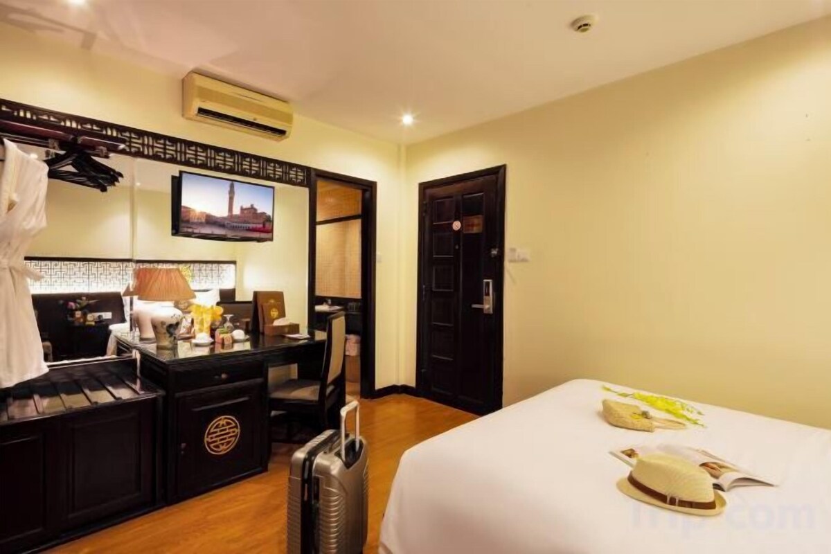 Minibar, in-room safe, soundproofing, bed sheets