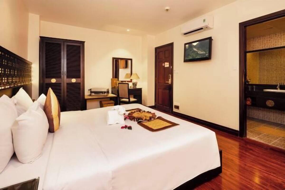 Minibar, in-room safe, soundproofing, bed sheets