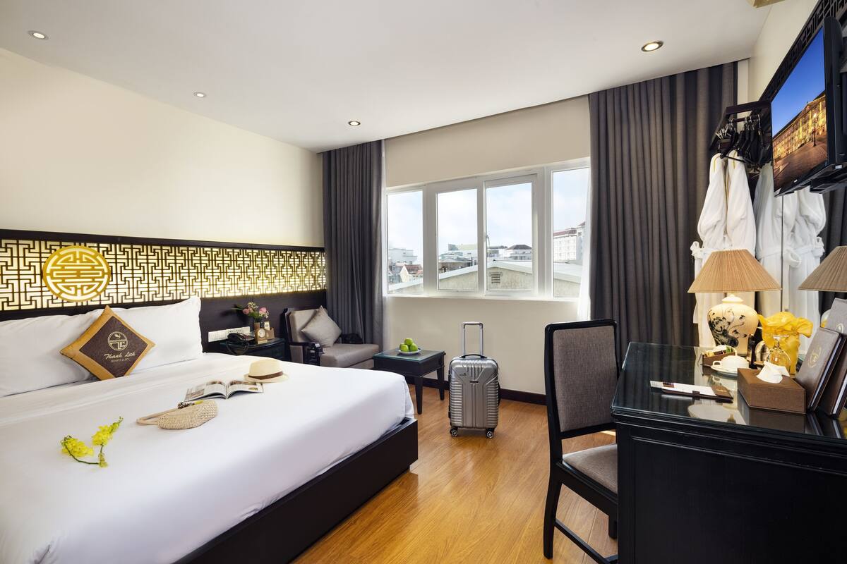 Boutique Superior | Minibar, in-room safe, soundproofing, bed sheets