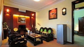 Suite | Minibar, in-room safe, desk, blackout curtains