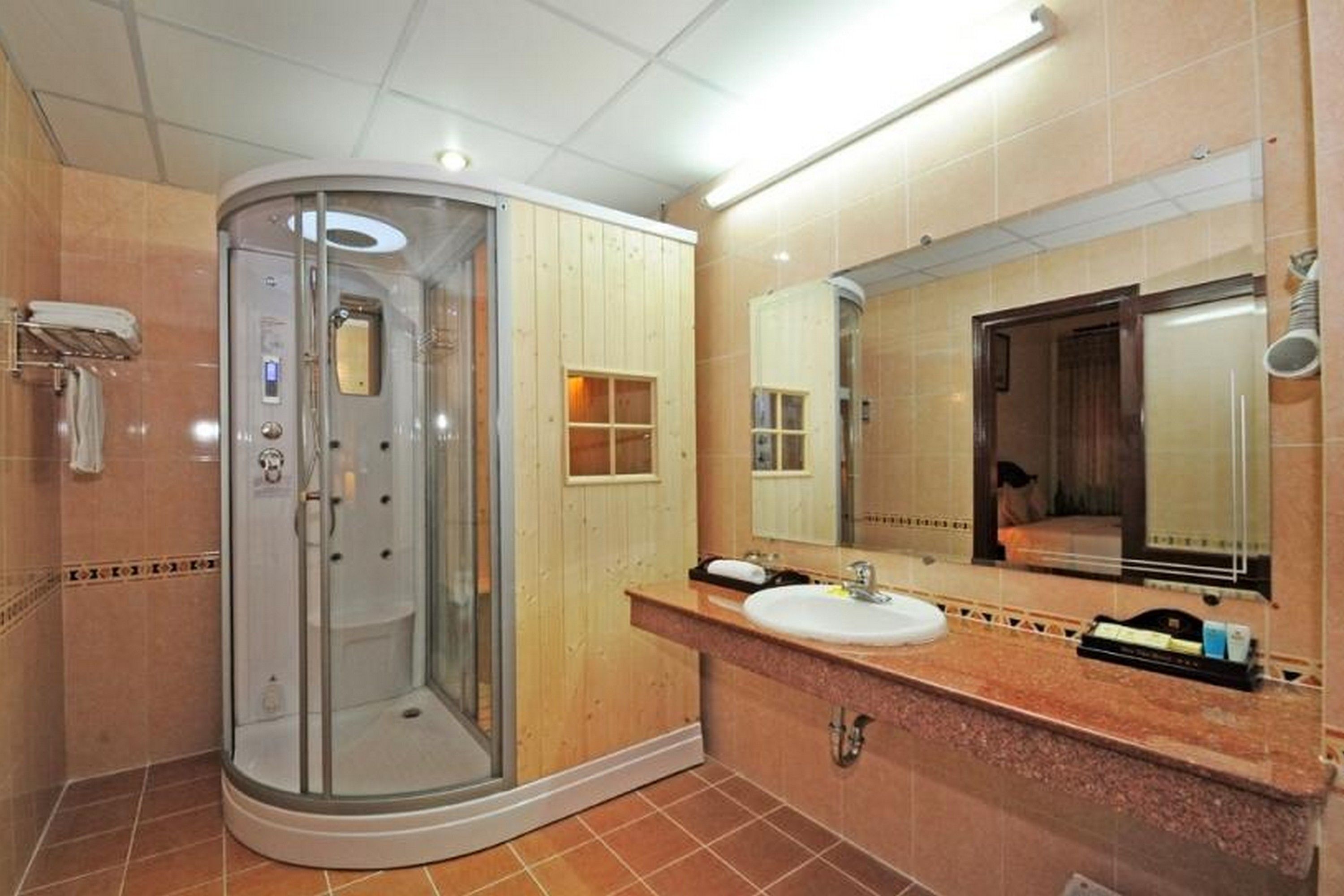 Minibar, Zimmersafe, Schreibtisch, Verdunkelungsvorhänge