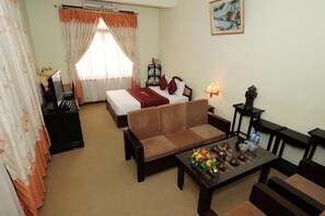 Suite | Minibar, in-room safe, desk, blackout drapes - Duy Tan Hotel (Hue)