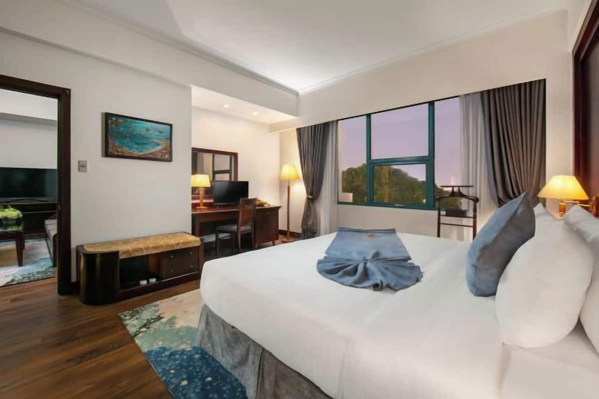 Minibar, in-room safe, desk, blackout curtains